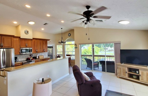 Weeki Wachee Gardens House | FEBRUARY DEAL! Cheap, Nicest home on the water. Weeki Wachee River, 80 boat rent