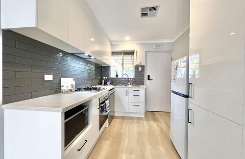 Payneham South Condo | Feel comfortable in this fully equipped, 2-bedroom unit located in quiet Payneham South, ideal for travelling workers & families. Easy parking, no stairs, heat & cool throughout, Wi-Fi, linen hire inc., keyless entry & easy self check-in.