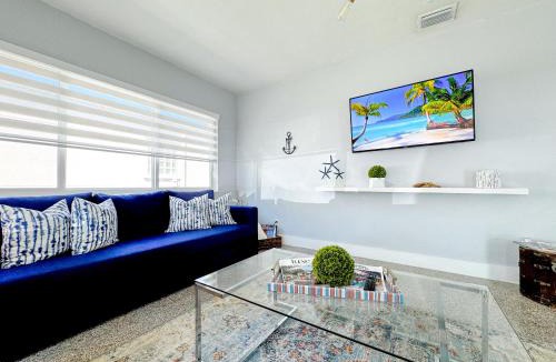 Royal Poinciana House | Fenced backyard King bedroom Beach nearby