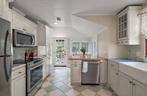 Mount Dora Cottage | Fenced in Backyard! Close to DT Mount Dora! King Bed + Golf Cart Rental!