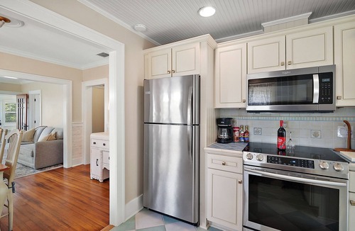 Mount Dora Cottage | Fenced in Backyard! Close to DT Mount Dora! King Bed + Golf Cart Rental!