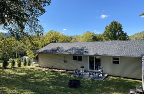 Lookout Valley Neighborhood Association House | Fenced yard - 10 minutes to Downtown-Lookout Mountain-hiking-biking-hang gliding