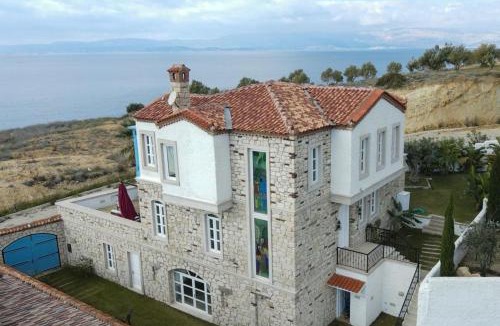 Cesme Villa | Fener burnunda Denize sıfır orjinaltaş malikane