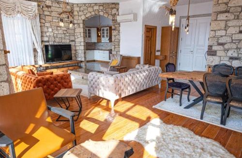 Cesme Villa | Fener burnunda Denize sıfır orjinaltaş malikane