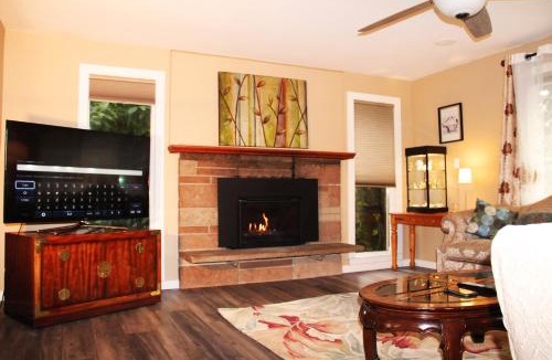 Mountlake Terrace House | Fenway Room Comfy for two 13 miles to Seattle Space Needle