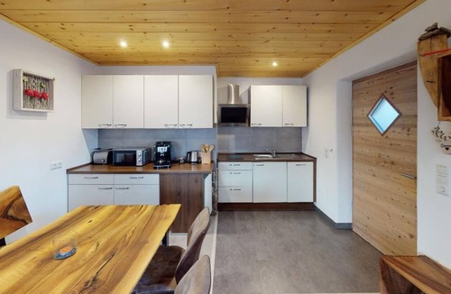 Zachenberg Apartment | Feriendomizil mit Zirbenholz gestaltet. Sauna und großzügige Terrasse.