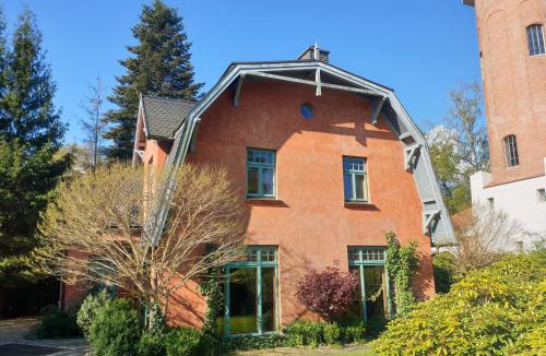 Graal House | Ferienhaus am Wasserturm für 6 Erwachsene und 9 Kinder