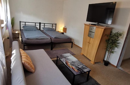 Kassel House | Ferienhaus Kassel Glockenbruchweg, Familien Resort mit 800qm umzäunten Garten, Grill Pavillon, Gratis Frühstück, Parkplätze, WiFi, so Privat wie zu Hause