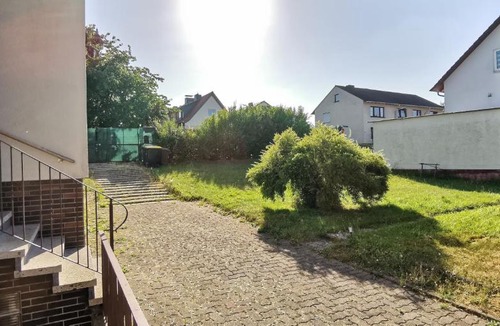 Kassel House | Ferienhaus Kassel Glockenbruchweg, Familien Resort mit 800qm umzäunten Garten, Grill Pavillon, Gratis Frühstück, Parkplätze, WiFi, so Privat wie zu Hause