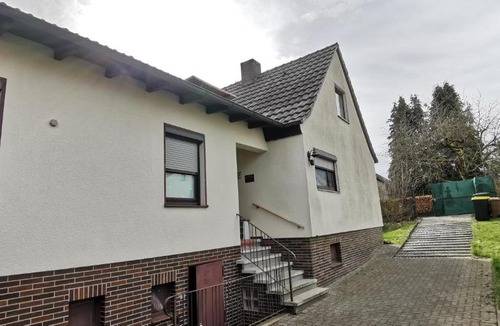 Kassel House | Ferienhaus Kassel Glockenbruchweg, Familien Resort mit 800qm umzäunten Garten, Grill Pavillon, Gratis Frühstück, Parkplätze, WiFi, so Privat wie zu Hause