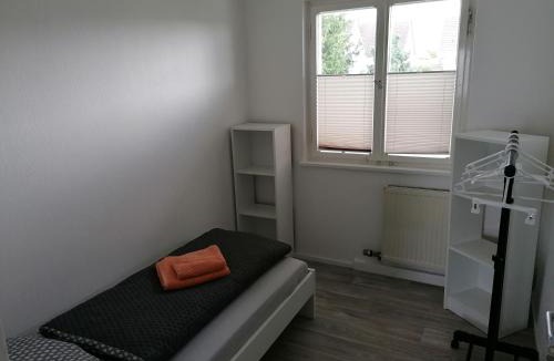 Oehringen House | Ferienhaus Stein, TOP Monteurwohnung, 5 große Einzelzimmer, Doppelzimmer, Übernachtung bis 8 Personen möglich