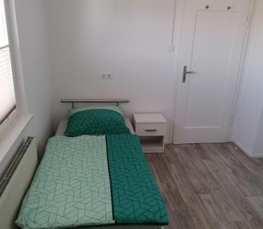 Oehringen House | Ferienhaus Stein, TOP Monteurwohnung, 5 große Einzelzimmer, Doppelzimmer, Übernachtung bis 8 Personen möglich
