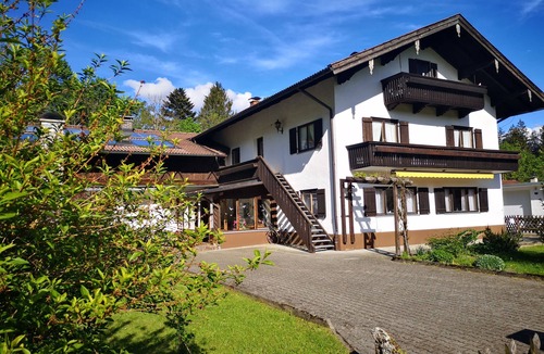 Schleching Apartment | Ferienwohnung Achental,48 qm, für 2 Personen, Balkon, Außenpool