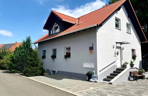 Alach Apartment | Ferienwohnung Am Wäldchen