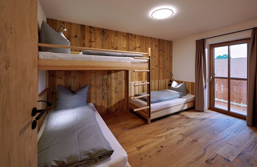 Chieming Apartment | Ferienwohnung Bootshütte, 1-5pers., 2sep. SZ, 2.og, Balkon mit Chiemseeblick