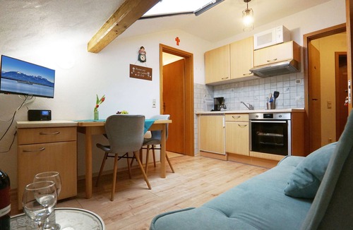 Chieming Apartment | Ferienwohnung III im 2. Stock mit Balkon, Wohnküche, Schlafzimmer, Dusche/wc, Balkon