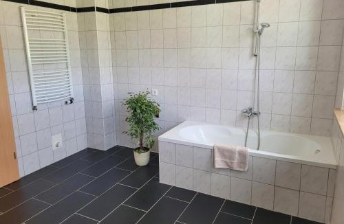Milmersdorf Apartment | Ferienwohnung mit Garten - 10 Minuten von Templin