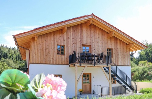 Bad Aibling Apartment | Ferienwohnung Rapunzel OG mit Balkon und 2 Schlafzimmer