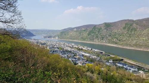 Bad Salzig Apartment | Ferienwohnung Rheinzeit beim Toni mit Terrasse und Balkon mit Rheinblick