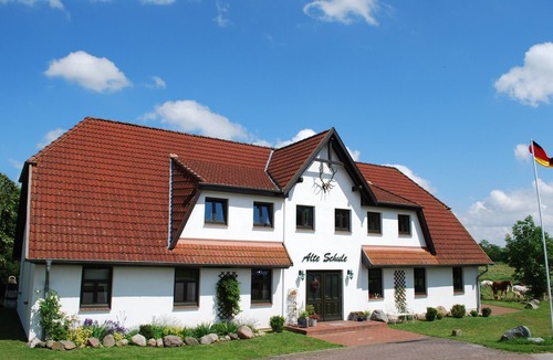 Dargun Apartment | Ferienwohnung Vilm Alte Schule Barlin Mecklenburg Pool