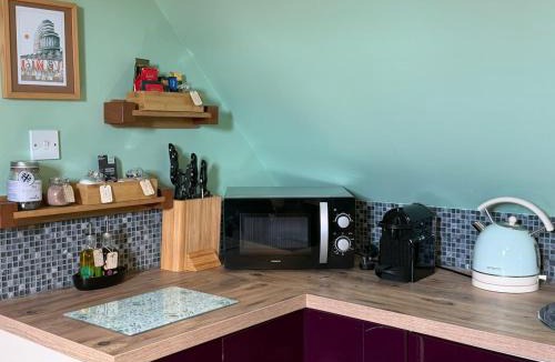Bexhill-on-Sea Apartment | Fermain Lodge Countryside retreat, Peaceful Apartment with Gated Parking