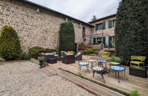Saint-Romain-Lachalm Bed & Breakfast | Ferme Équestre avec Piscine, Tennis Privé et Chambres d'Hôtes à Saint-Romain-Lachalm - FR-1-582-464