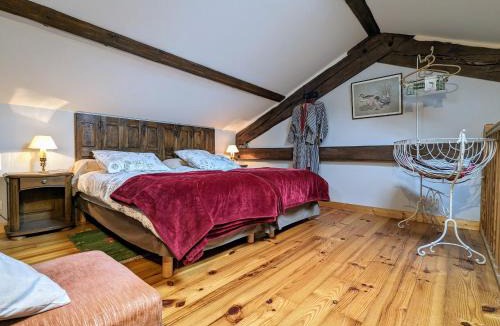 Saint-Romain-Lachalm Bed & Breakfast | Ferme avec piscine couverte sur grand domaine - FR-1-582-515