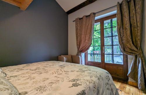 Saint-Romain-Lachalm Bed & Breakfast | Ferme avec piscine couverte sur grand domaine - FR-1-582-515