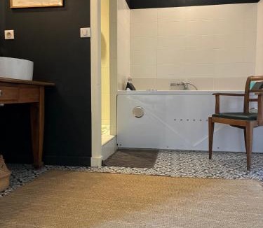 Chabeuil House | ferme st pierre 2 suites avec repas, piscine, clim, cheminée ou baignoire spa