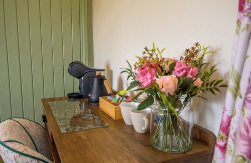Staple Hill House | Fern Cottage- Lovely and Convenient Retreat Suite
