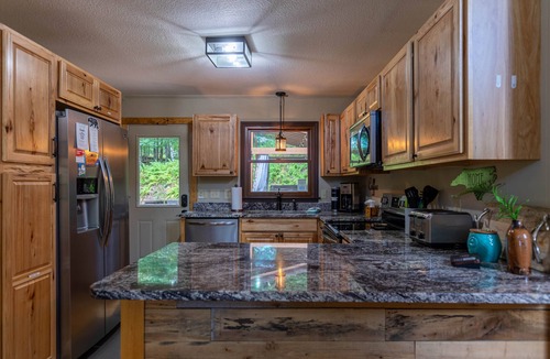 Charter Hills House | Fern Leaf Lodge - Welcoming home, seasonal views, hot tub, pet friendly!