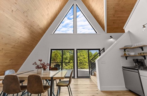 Valois Cabin | Fernwood: modern cabin with hot tub, putting green, pickleball