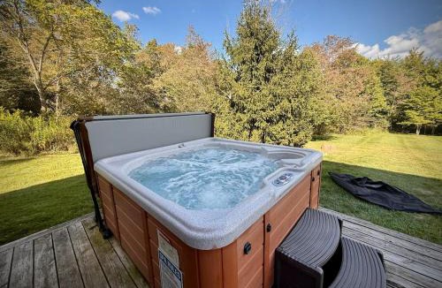 Accident House | Fernwood Secluded Deep Creek & Wisp Hot Tub