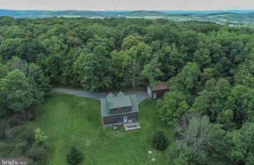 Accident House | Fernwood Secluded Deep Creek & Wisp Hot Tub