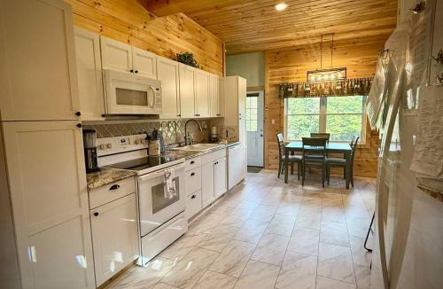 Accident House | Fernwood Secluded Deep Creek & Wisp Hot Tub