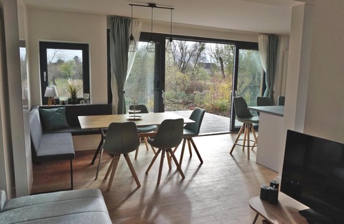 Bad Freienwalde Apartment | FeWo EG am Fluss mit Terrasse - eine grüne Oase
