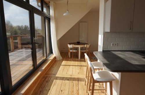 Bad Freienwalde Apartment | FeWo OG am Fluss mit Balkon - ein himmlischer Ausblick