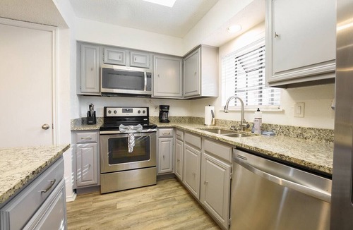 Far North Dallas Condo | MAJOR INTERNATIONAL SPORTING EVENT 26 Easy access to stadium. Cozy 1BR condo in fantastic North Dallas w Pool