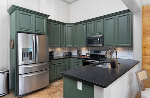 Cartersville House | FIFA ATL + LAKEPOINT Team Retreat - Pool, HotTub, Fire Pit - Sleeps 20