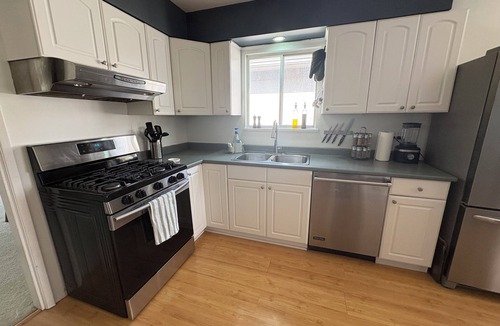 Sunset House | MAJOR INTERNATIONAL SPORTING EVENT Basecamp | Bright 3 BDR Vancouver House | Direct Stadium/Airport Transit