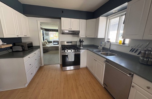 Sunset House | MAJOR INTERNATIONAL SPORTING EVENT Basecamp | Bright 3 BDR Vancouver House | Direct Stadium/Airport Transit