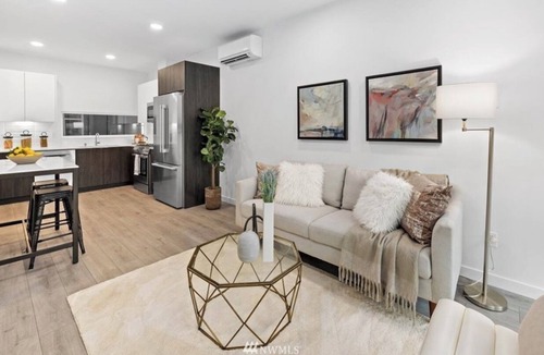Haller Lake House | ⚽️FIFA Ready Marvelous 2.5-bedroom townhome close to LightRail. ⚽️ Entire Space ⚽️