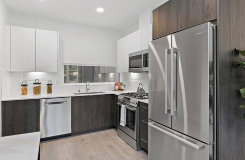 Haller Lake House | ⚽️FIFA Ready Marvelous 2.5-bedroom townhome close to LightRail. ⚽️ Entire Space ⚽️