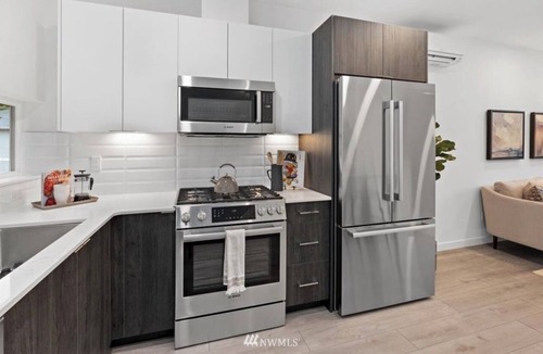 Haller Lake House | ⚽️FIFA Ready Marvelous 2.5-bedroom townhome close to LightRail. ⚽️ Entire Space ⚽️