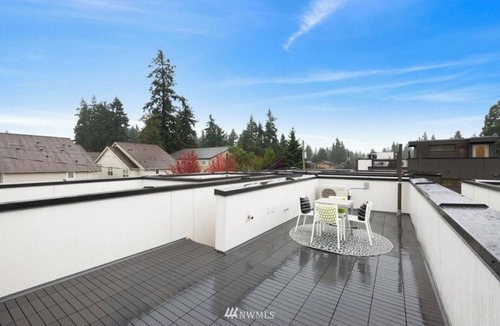 Haller Lake House | ⚽️FIFA Ready Marvelous 2.5-bedroom townhome close to LightRail. ⚽️ Entire Space ⚽️