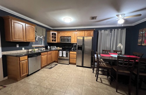 Highland Garden House | FIFA ready Nice 2-bedroom townhome with AC in lively Hollywood, Gated WIFI W/D