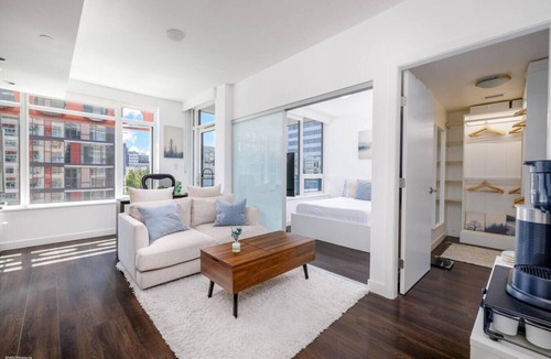 Mount Pleasant Apartment | FIFA Stay 1BR| Steps to Seawall | Free Parking+AC