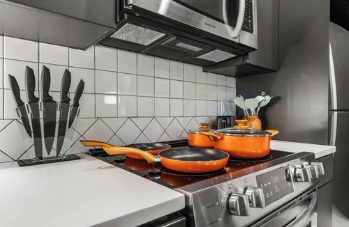 West Poplar Apartment | FIFA STAY King Bed | GYM | Free Parking | Rooftop
