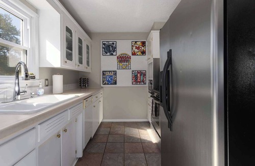 Lee's Summit House | FIFA WC READY! 4 KING beds, Sleeps 8 Fenced Pets