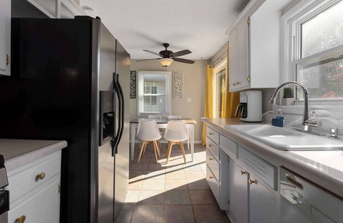 Lee's Summit House | FIFA WC READY! 4 KING beds, Sleeps 8 Fenced Pets